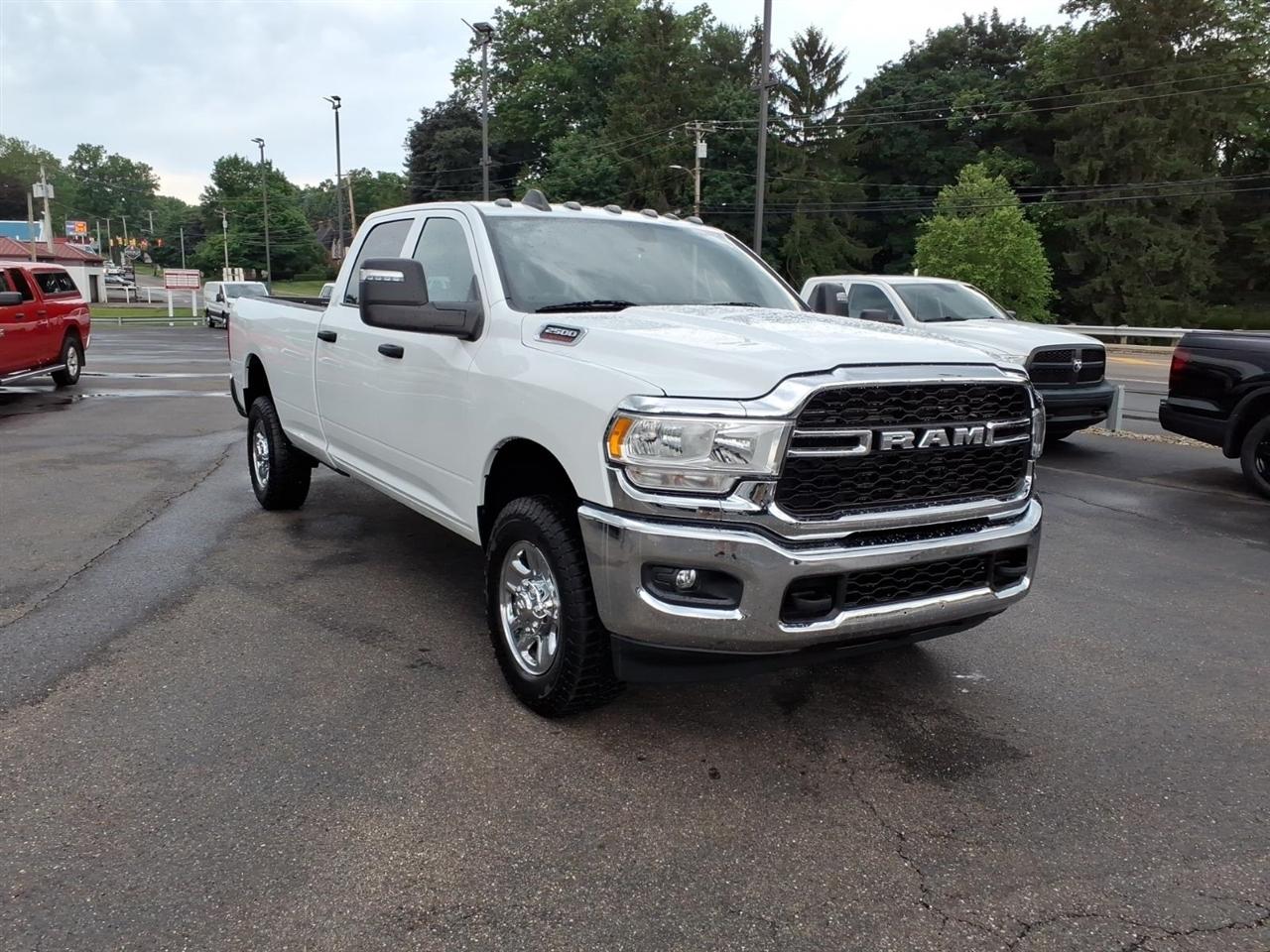 RAM 2500 Tradesman 4x4 Crew Cab 8' Box 2024