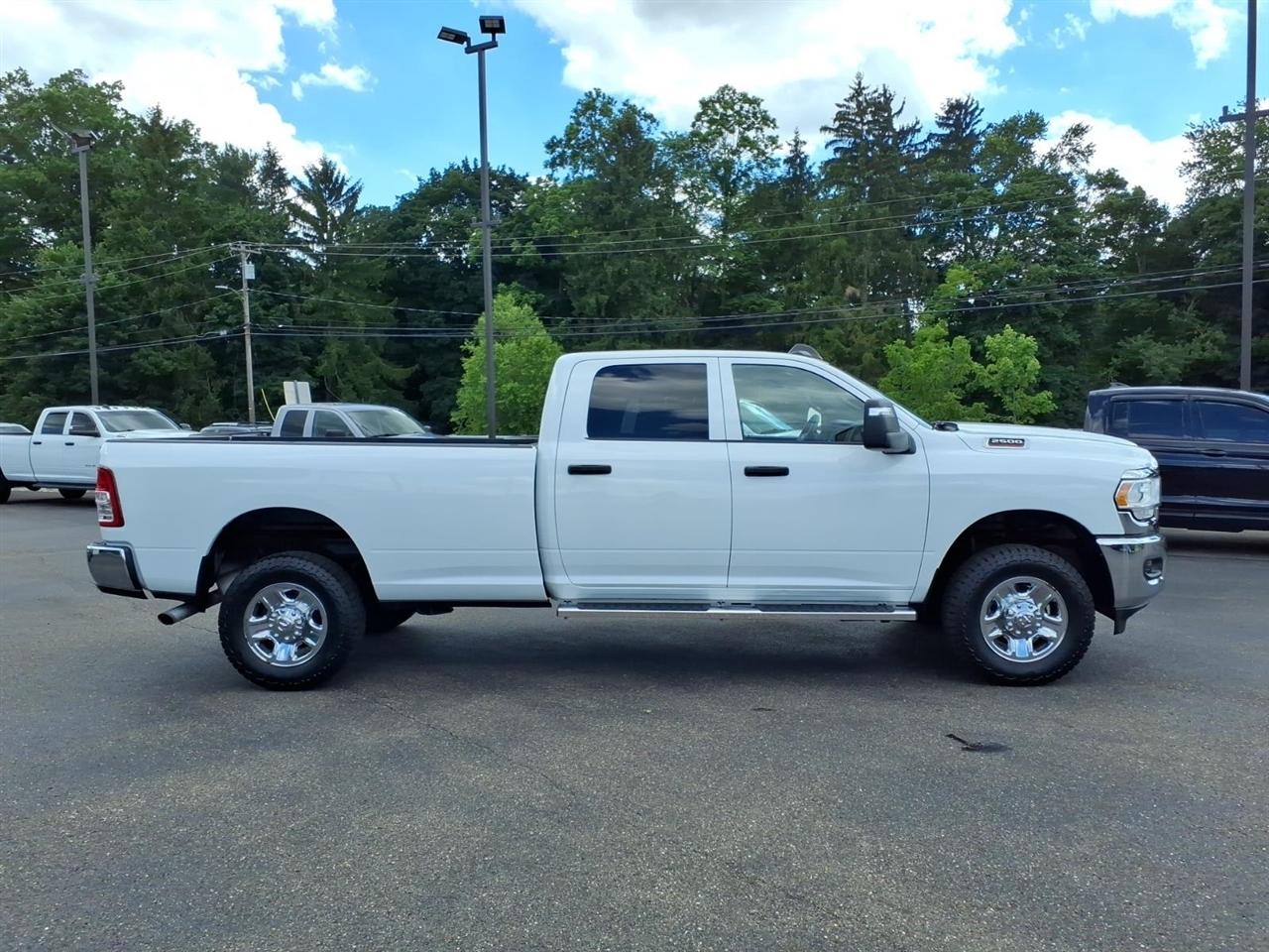 RAM 2500 Tradesman 4x4 Crew Cab 8' Box 2024