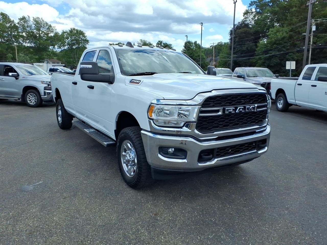 RAM 2500 Tradesman 4x4 Crew Cab 8' Box 2024