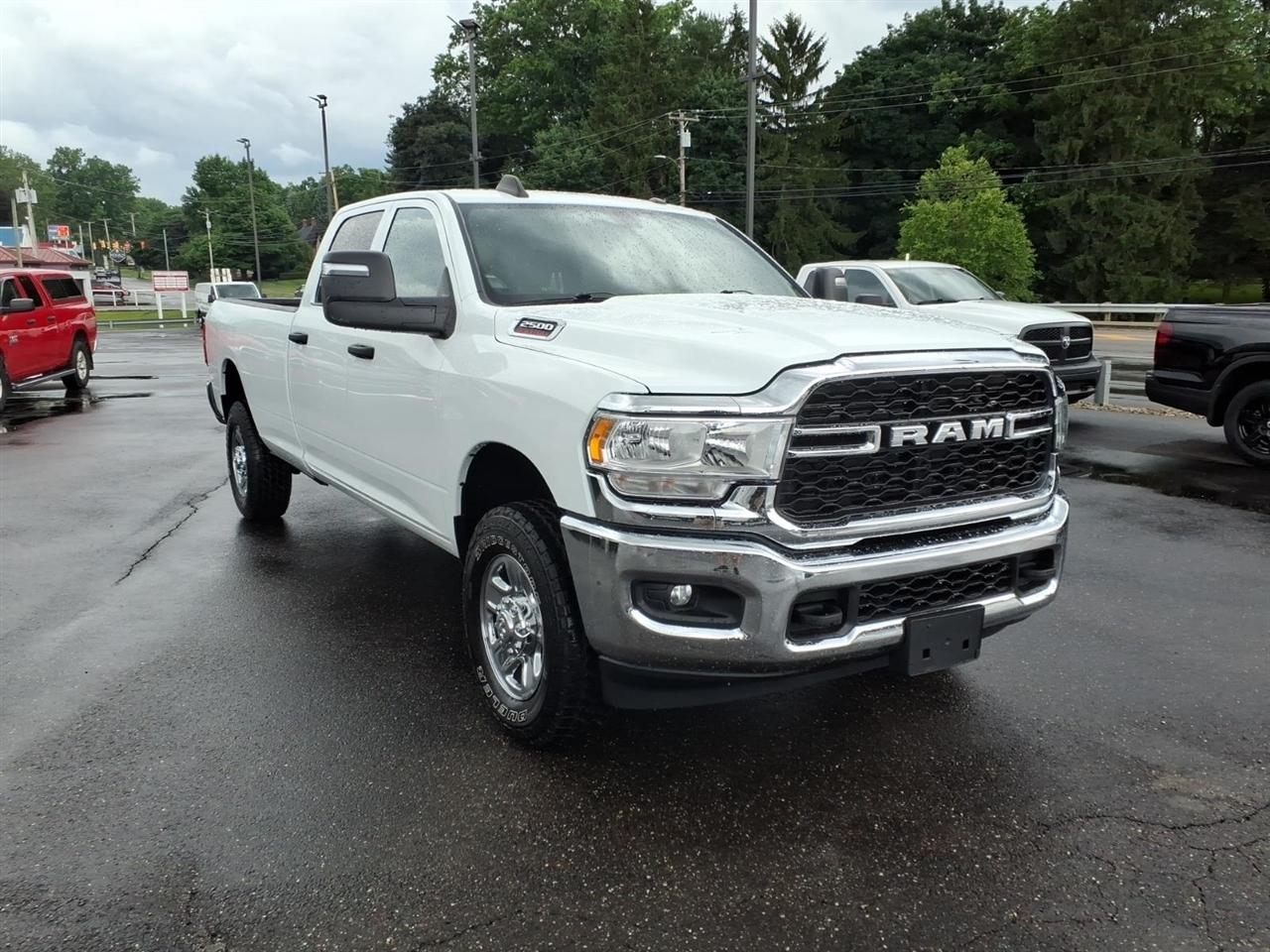 RAM 2500 Tradesman 4x4 Crew Cab 8' Box 2024