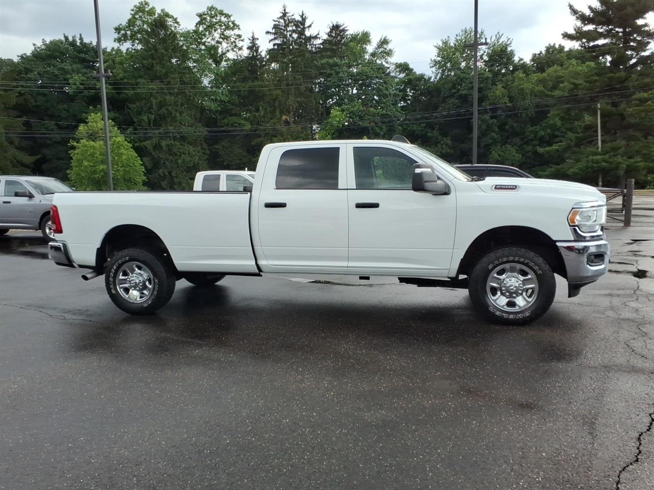 RAM 2500 Tradesman 4x4 Crew Cab 8' Box 2024