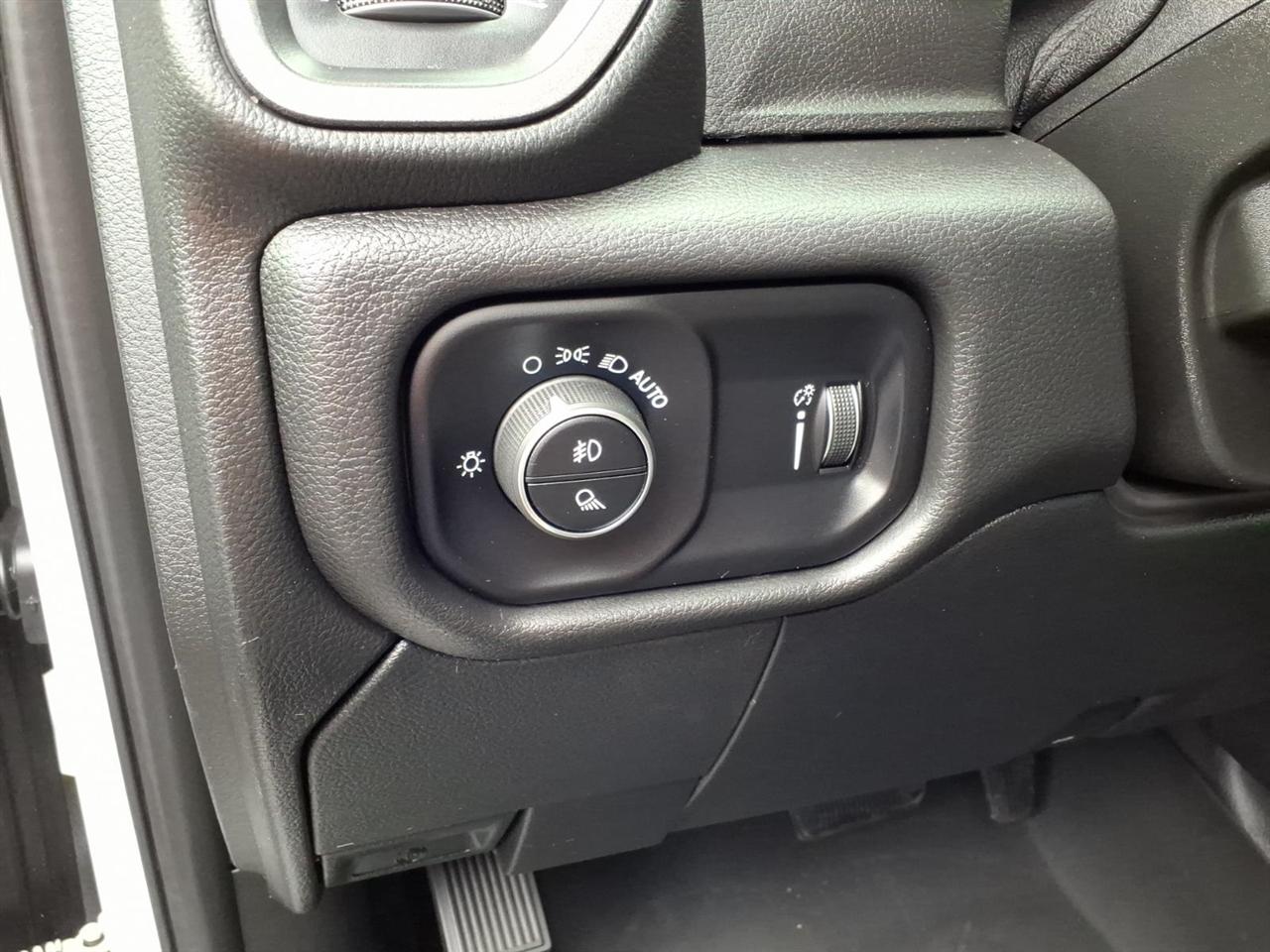 RAM 2500 Tradesman 4x4 Crew Cab 8' Box 2024