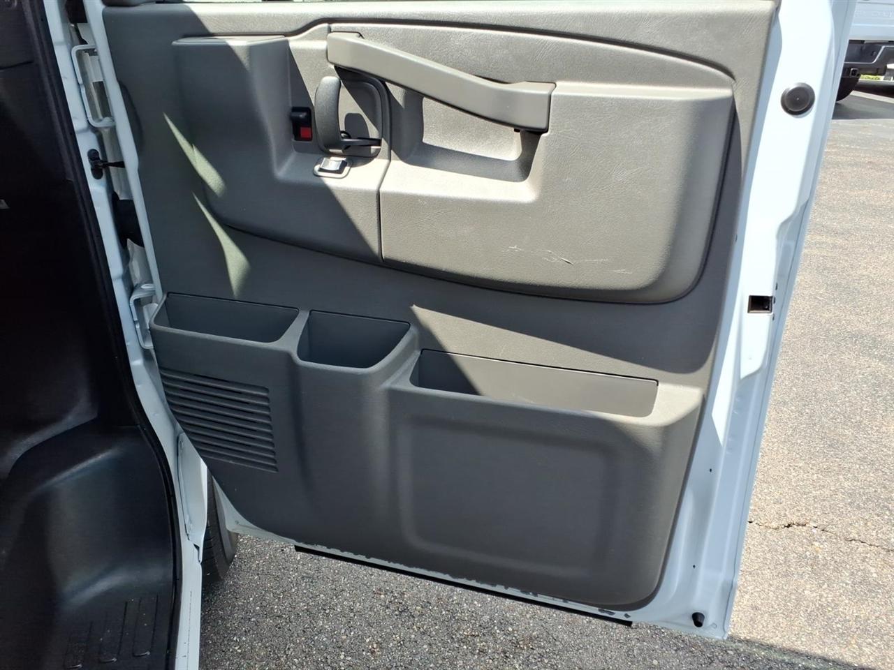 GMC Savana Commercial Cutaway 3500 Van 139" 2023