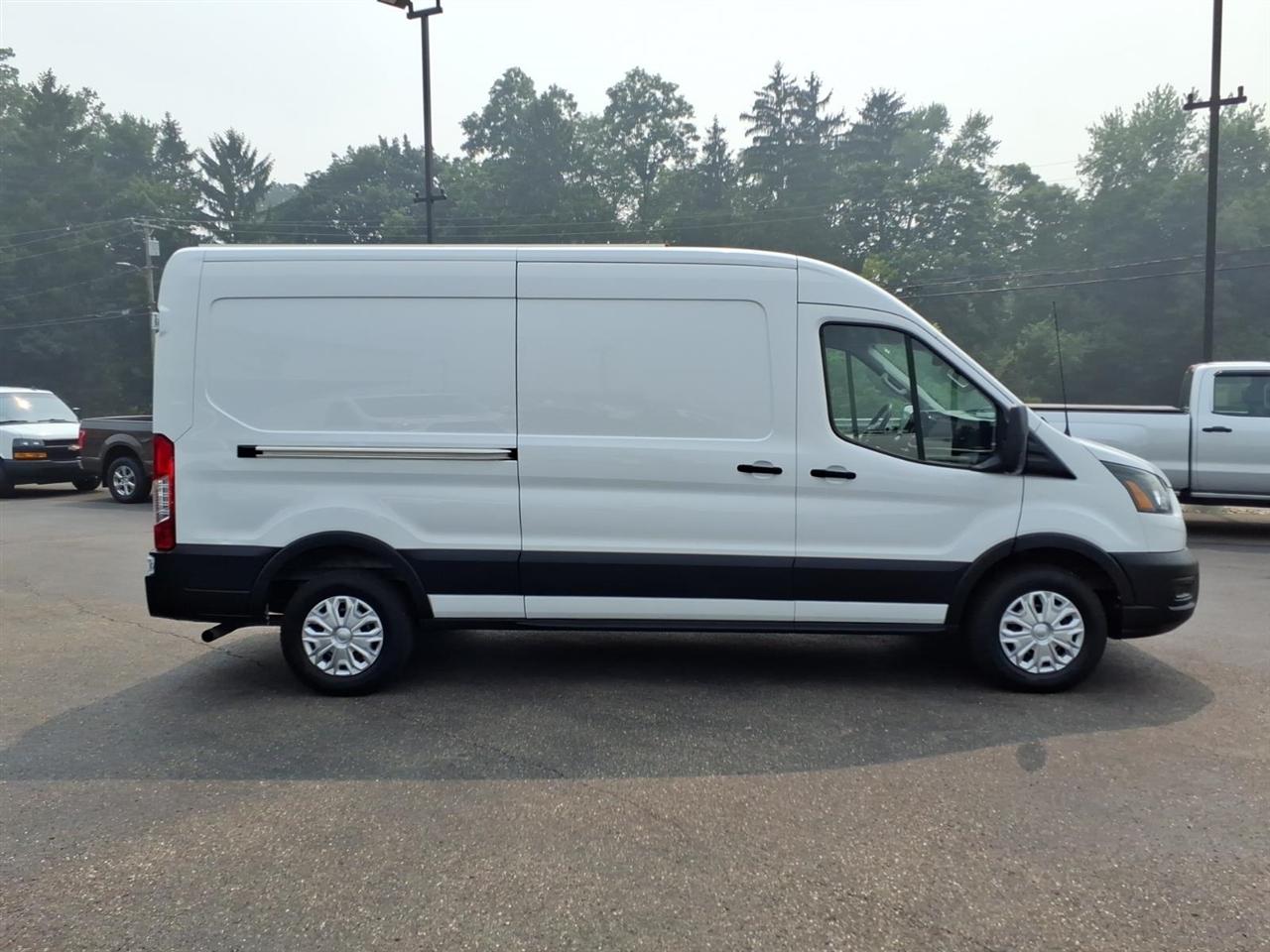 Ford Transit Cargo Van T-250 130" Med Rf 9070 GVWR RWD 2021