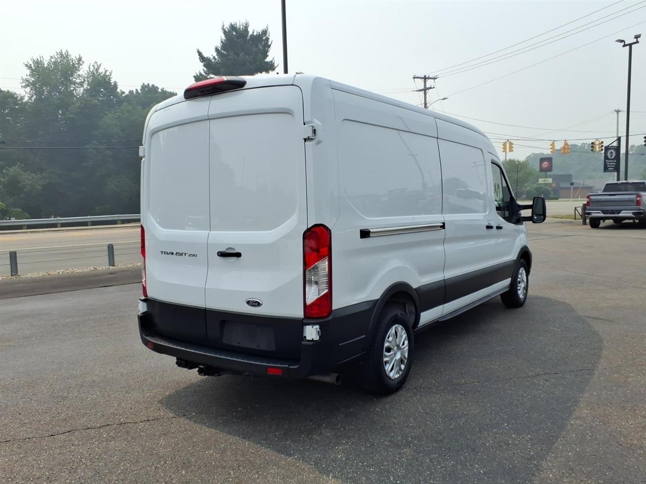 Ford Transit Cargo Van T-250 130" Med Rf 9070 GVWR RWD 2021