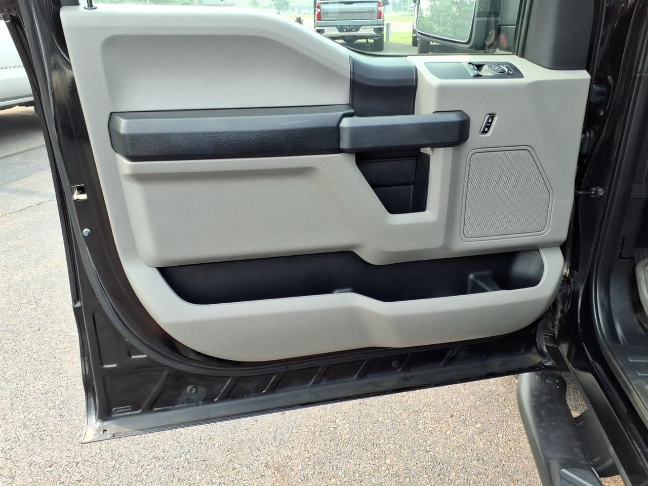 Ford F-150 4WD Reg Cab 141" XLT 2016
