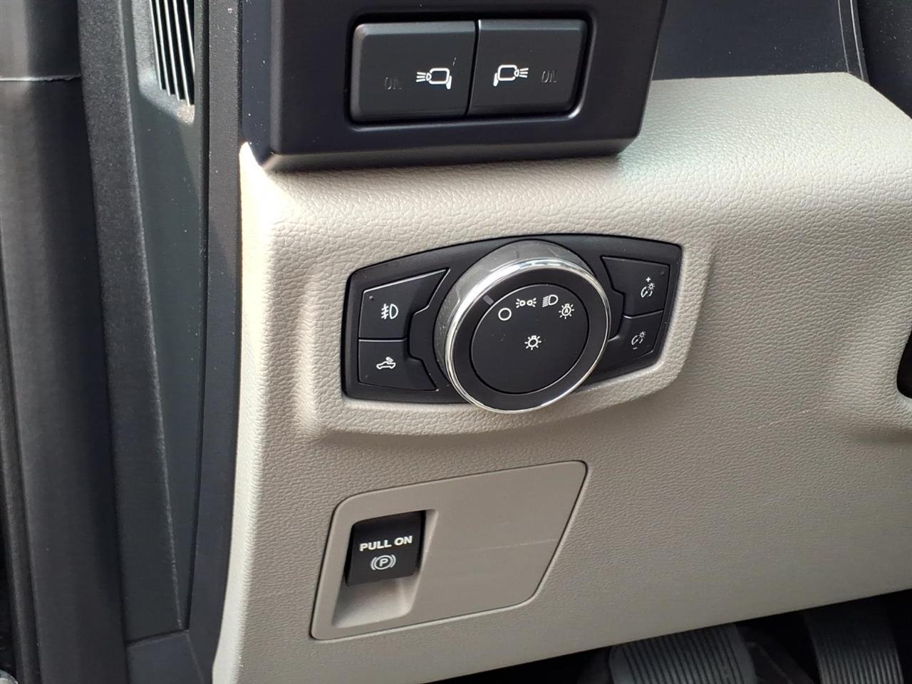 Ford F-150 4WD Reg Cab 122.5" XL 2016