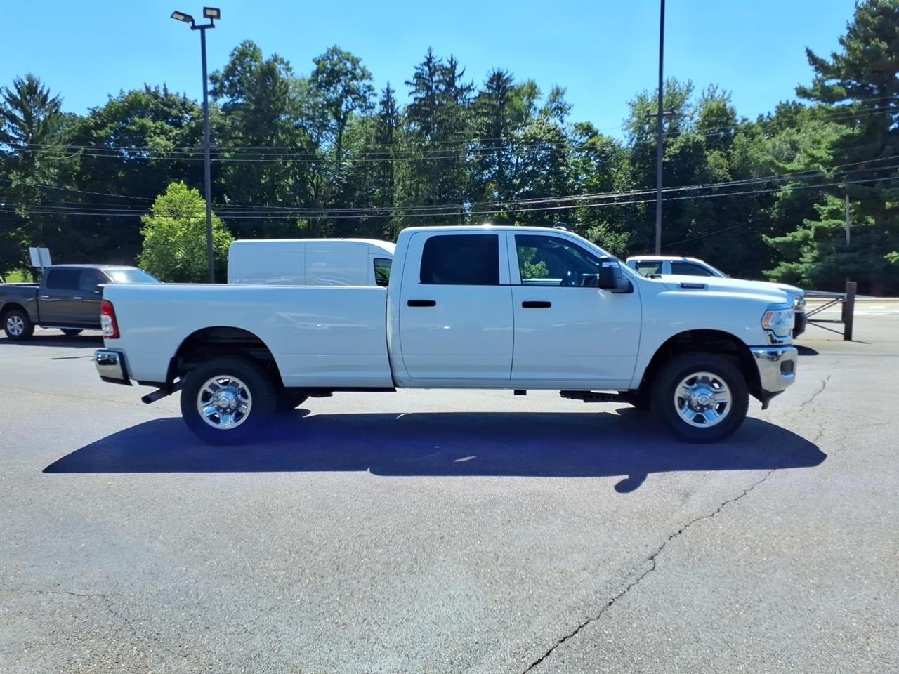 RAM 2500 Tradesman 4x4 Crew Cab 8' Box 2024