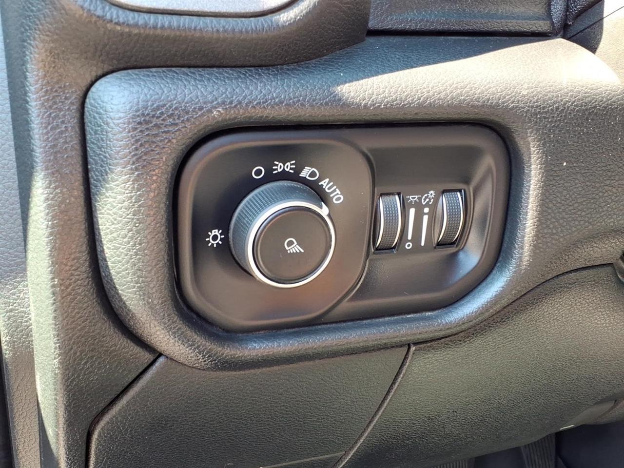RAM 2500 Tradesman 4x4 Crew Cab 8' Box 2020