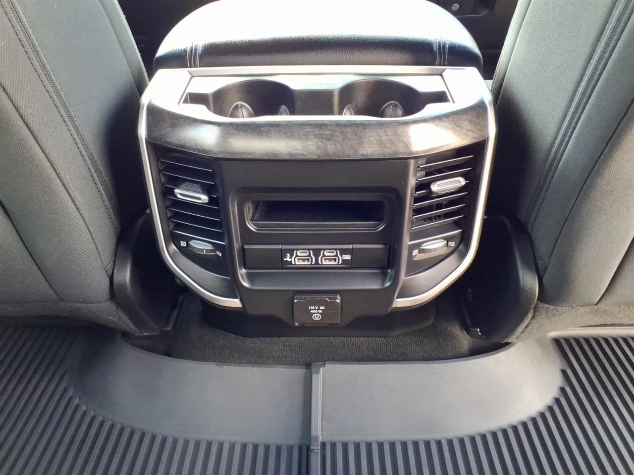 RAM 1500 Big Horn 4x4 Crew Cab 5'7" Box 2020