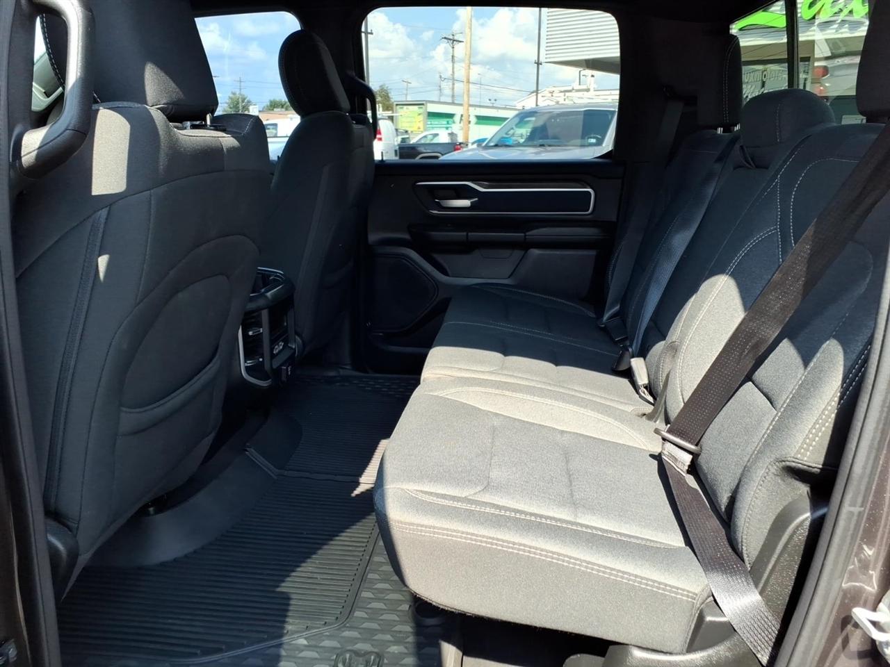RAM 1500 Big Horn 4x4 Crew Cab 5'7" Box 2020