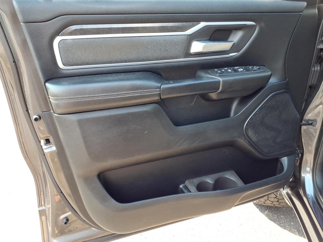 RAM 1500 Big Horn 4x4 Crew Cab 5'7" Box 2020