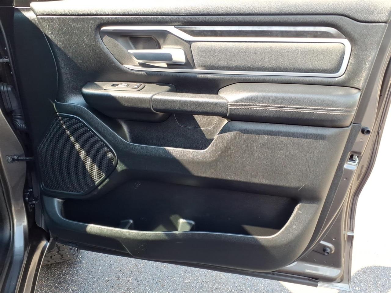 RAM 1500 Big Horn 4x4 Crew Cab 5'7" Box 2020