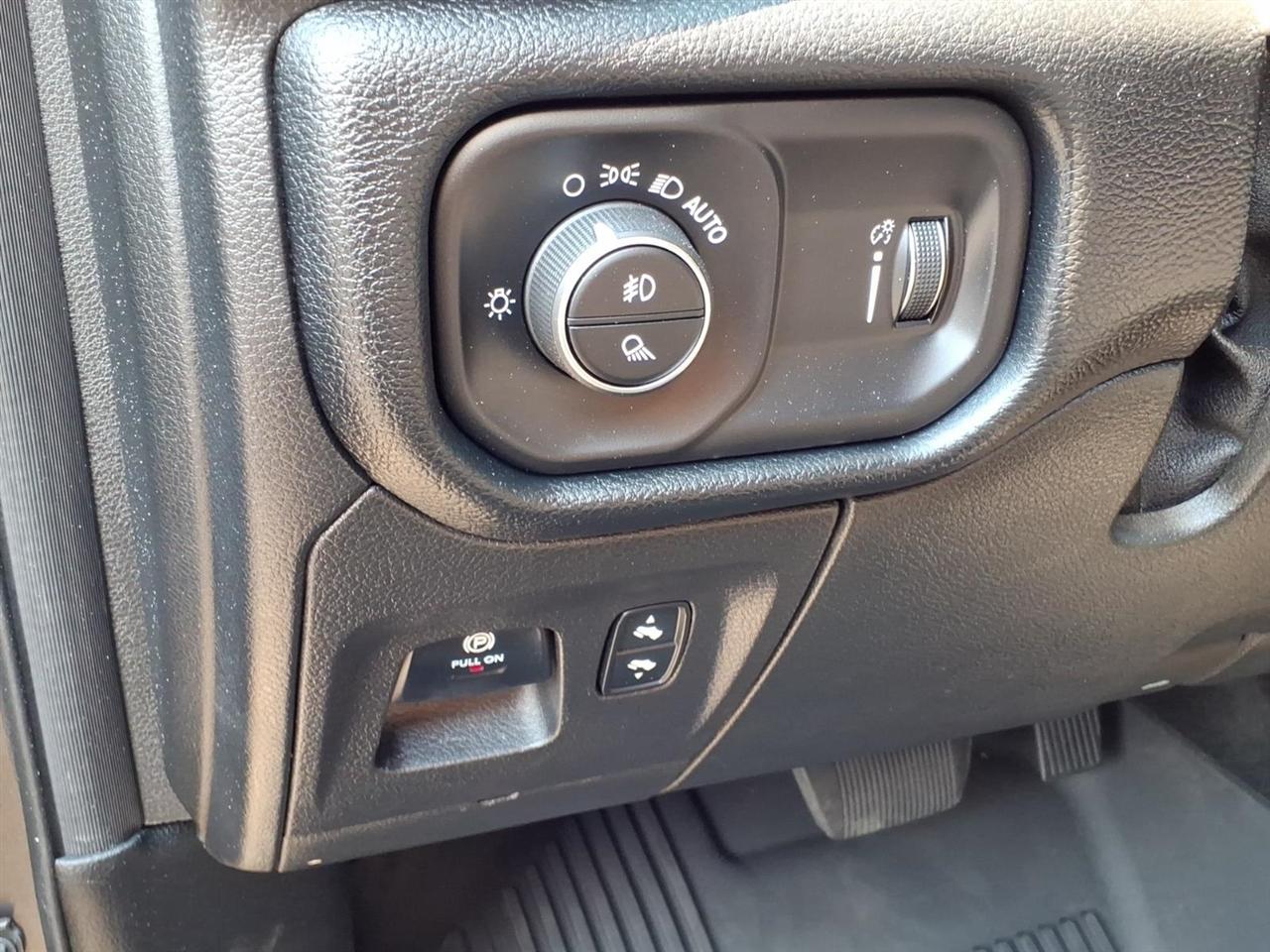 RAM 1500 Big Horn 4x4 Crew Cab 5'7" Box 2020