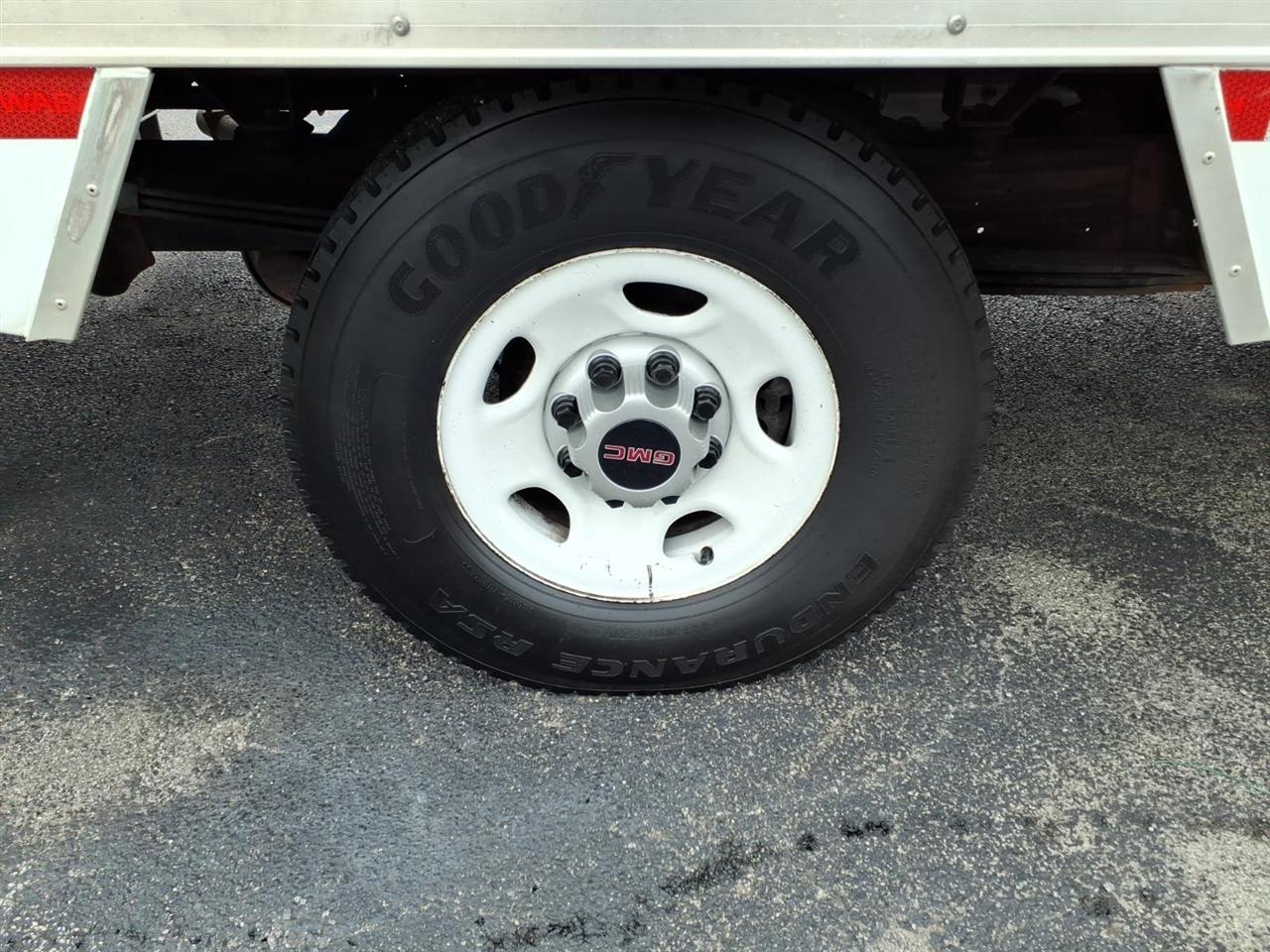 GMC Savana Commercial Cutaway 3500 Van 139" 2023