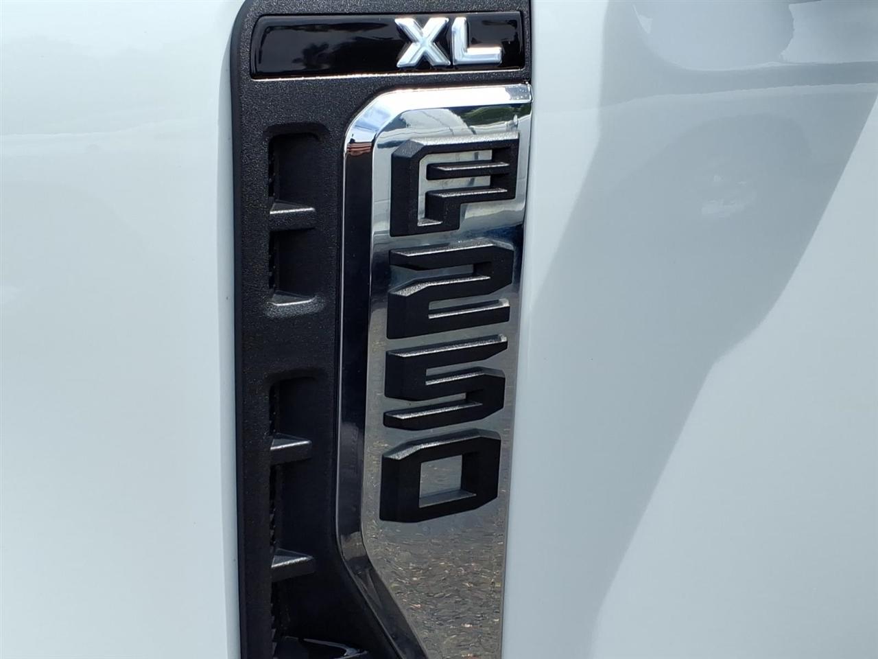 Ford Super Duty F-250 SRW XL 4WD SuperCab 8' Box 2023