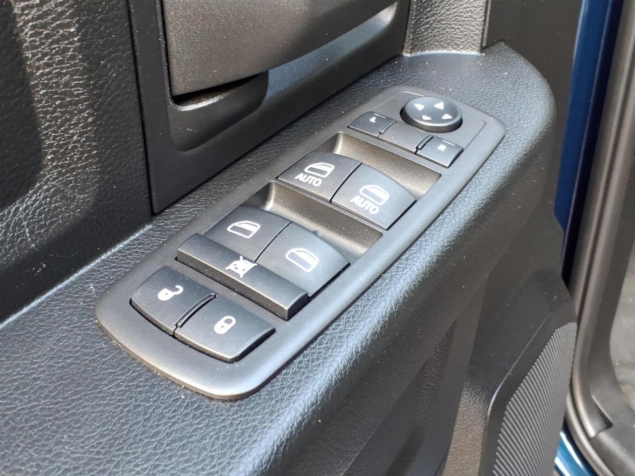 RAM 1500 Classic Tradesman 4x4 Crew Cab 5'7" Box 2021