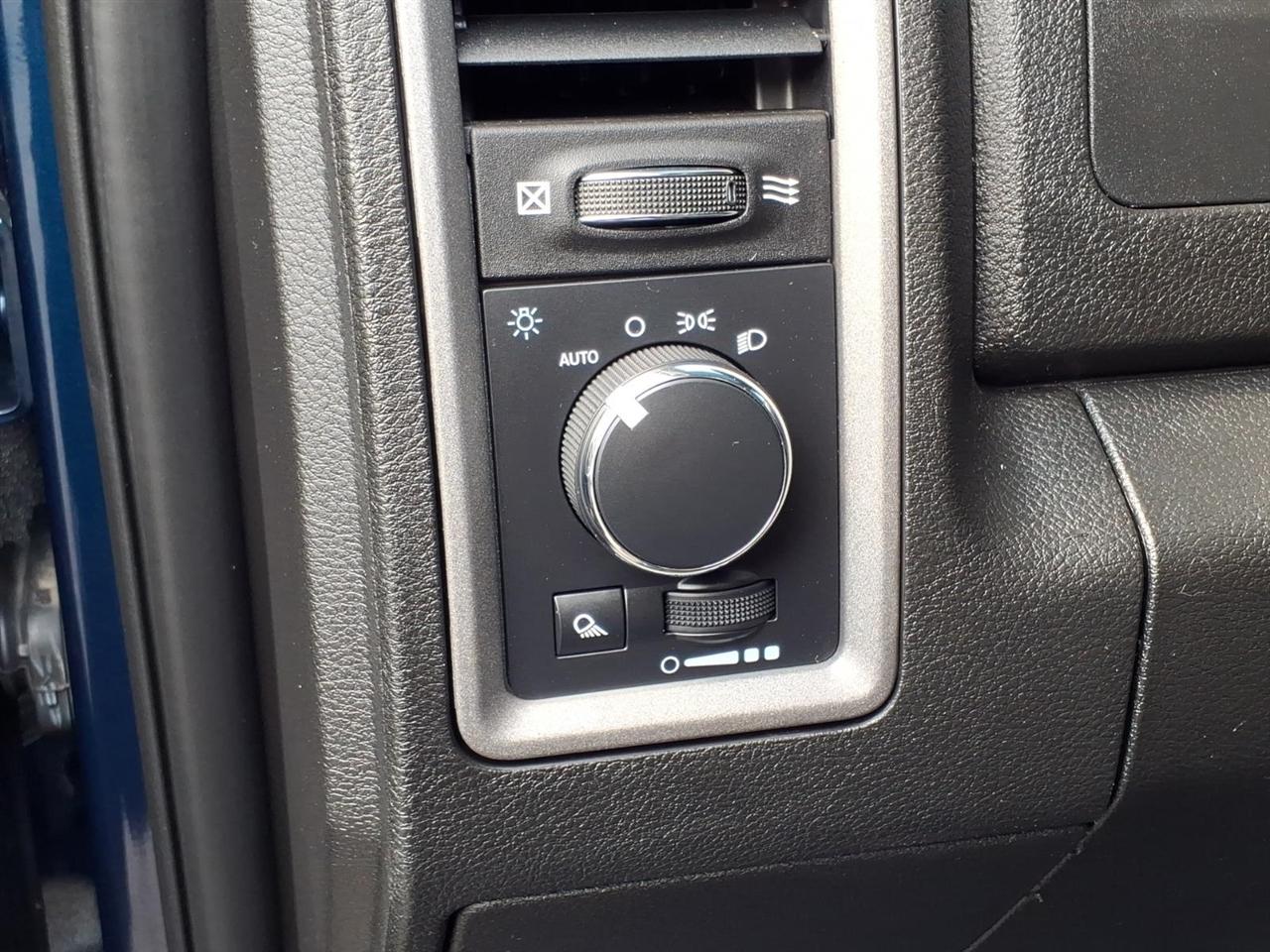 RAM 1500 Classic Tradesman 4x4 Crew Cab 5'7" Box 2021