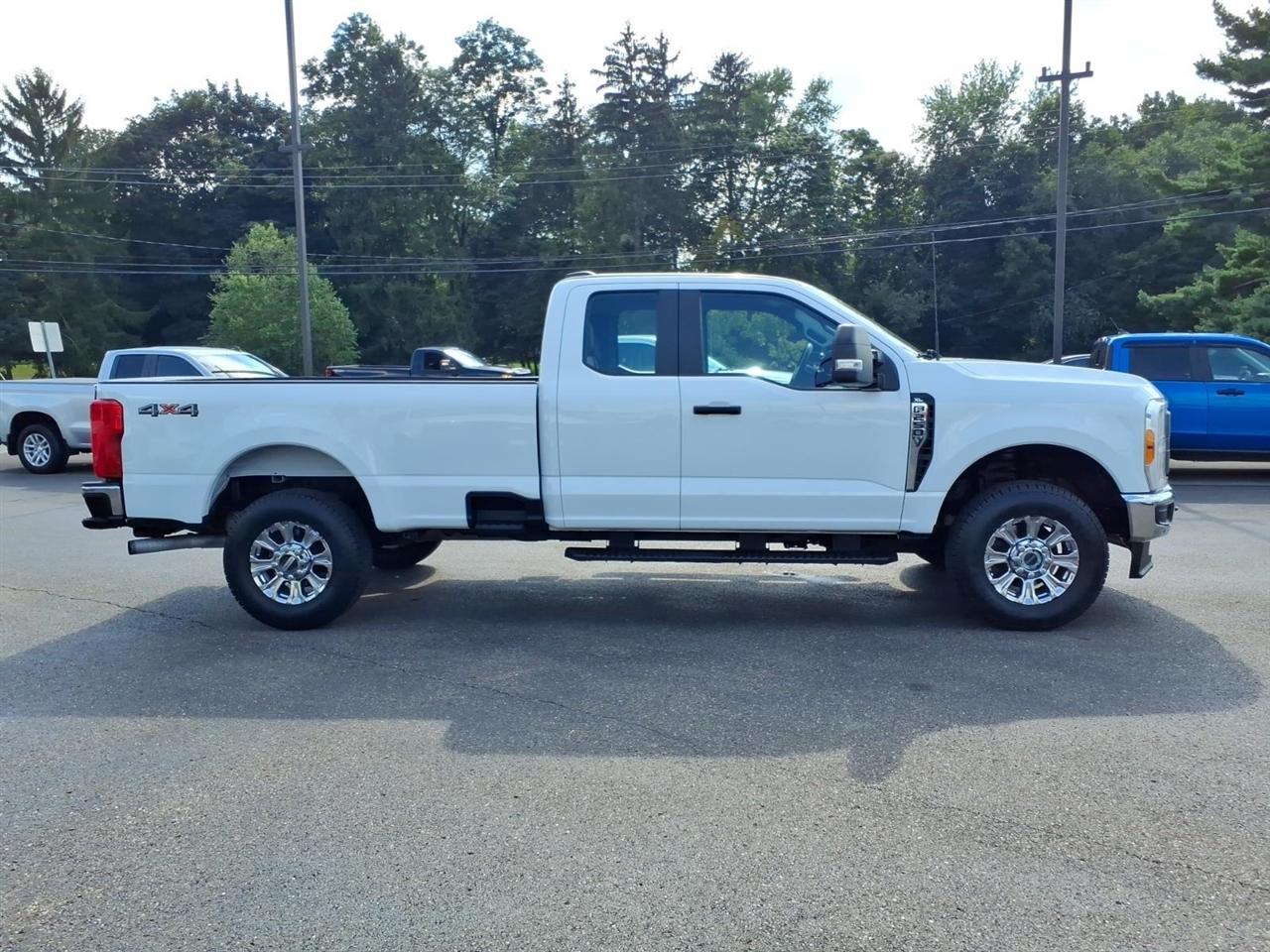 Ford Super Duty F-250 SRW XL 4WD SuperCab 8' Box 2023