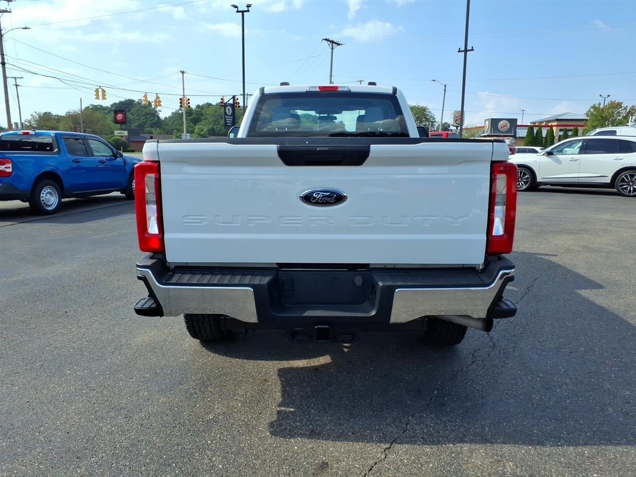 Ford Super Duty F-250 SRW XL 4WD SuperCab 8' Box 2023