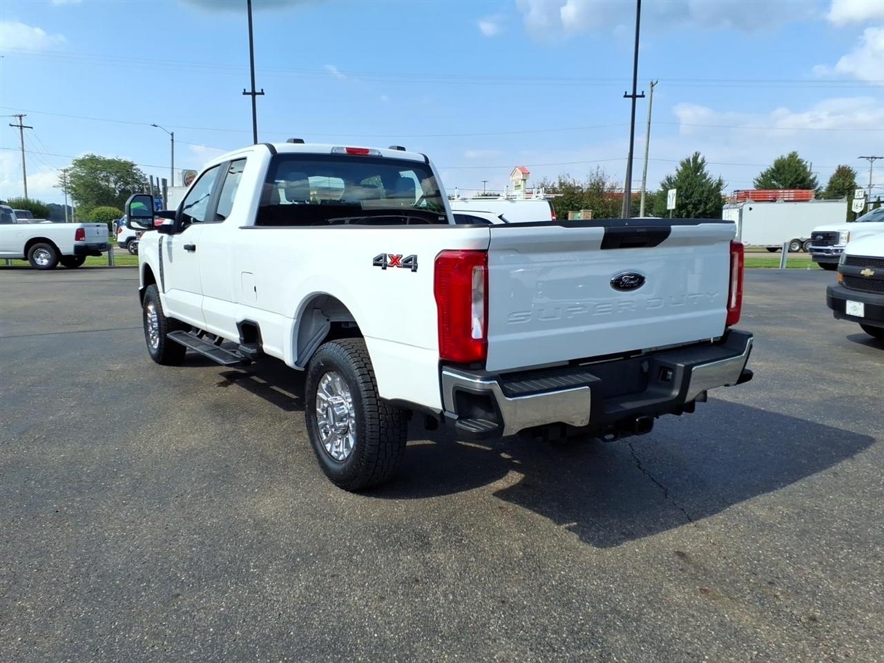 Ford Super Duty F-250 SRW XL 4WD SuperCab 8' Box 2023
