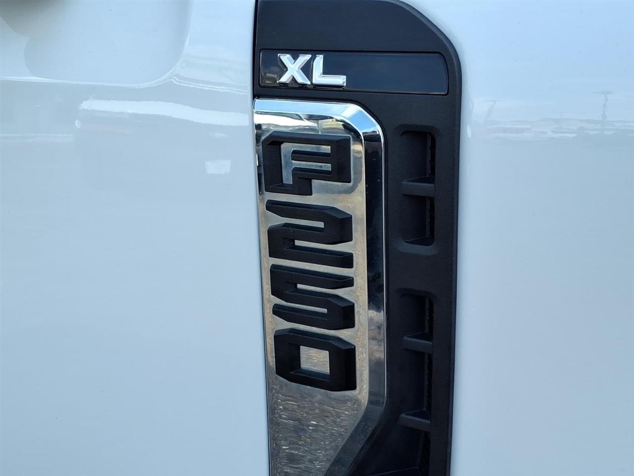 Ford Super Duty F-250 SRW XL 4WD SuperCab 8' Box 2023