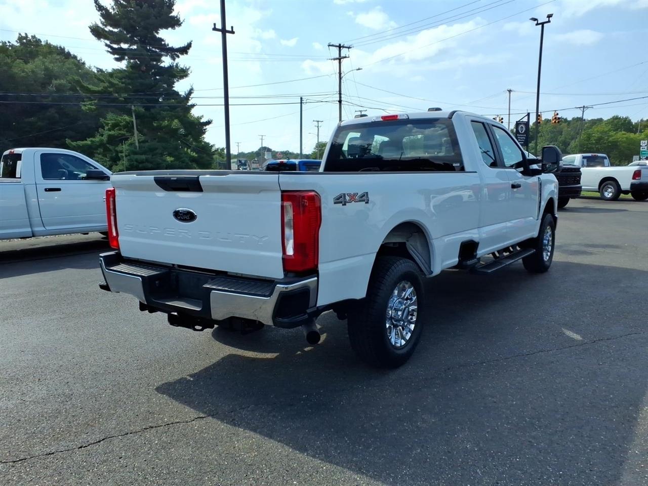 Ford Super Duty F-250 SRW XL 4WD SuperCab 8' Box 2023