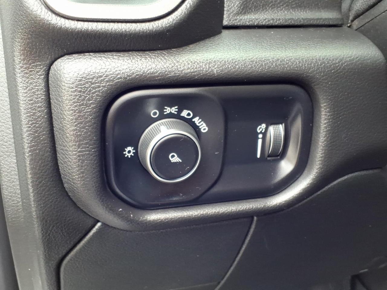 RAM 2500 Tradesman 4x4 Crew Cab 8' Box 2023