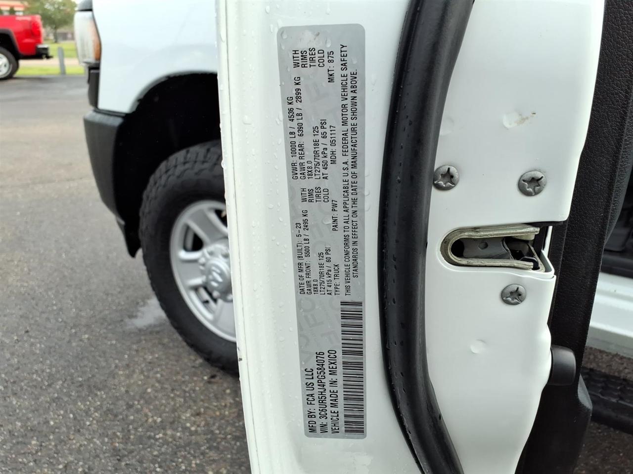 RAM 2500 Tradesman 4x4 Crew Cab 8' Box 2023