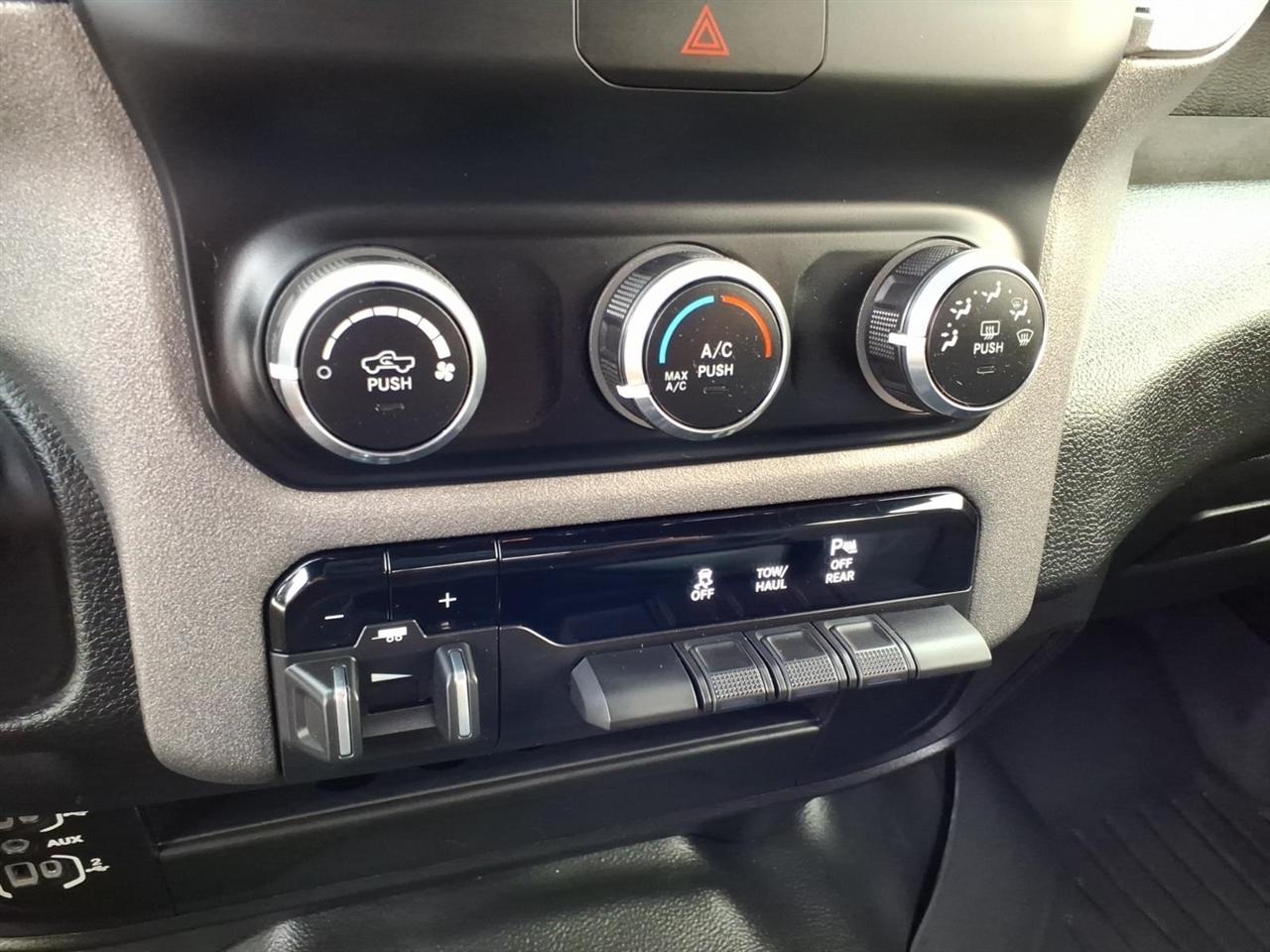 RAM 2500 Tradesman 4x4 Crew Cab 8' Box 2023