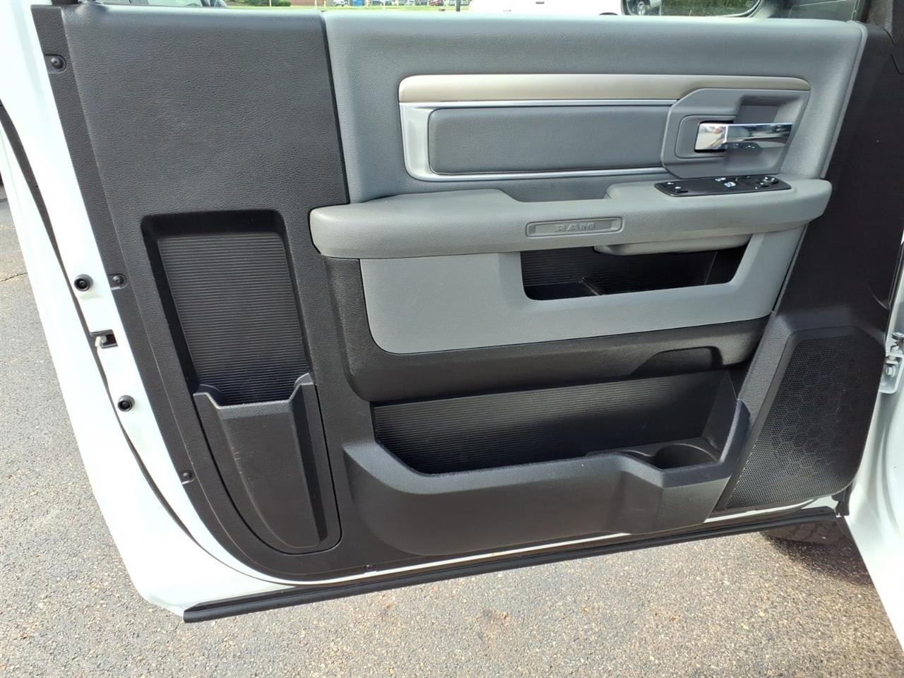 RAM 1500 Classic Tradesman 4x4 Reg Cab 8' Box 2019