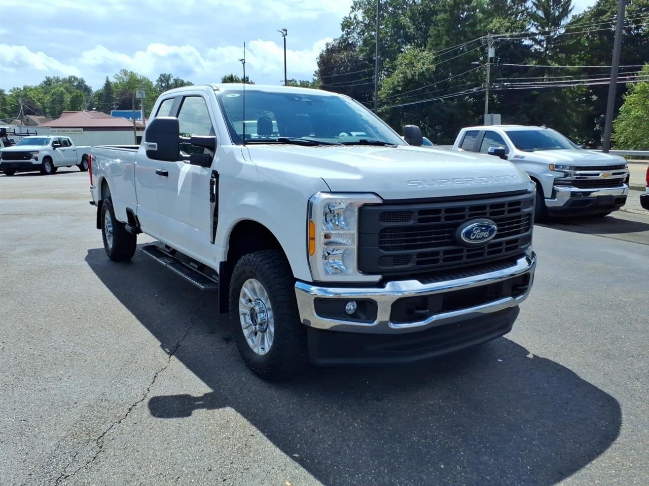 Ford Super Duty F-250 SRW XL 4WD SuperCab 8' Box 2023