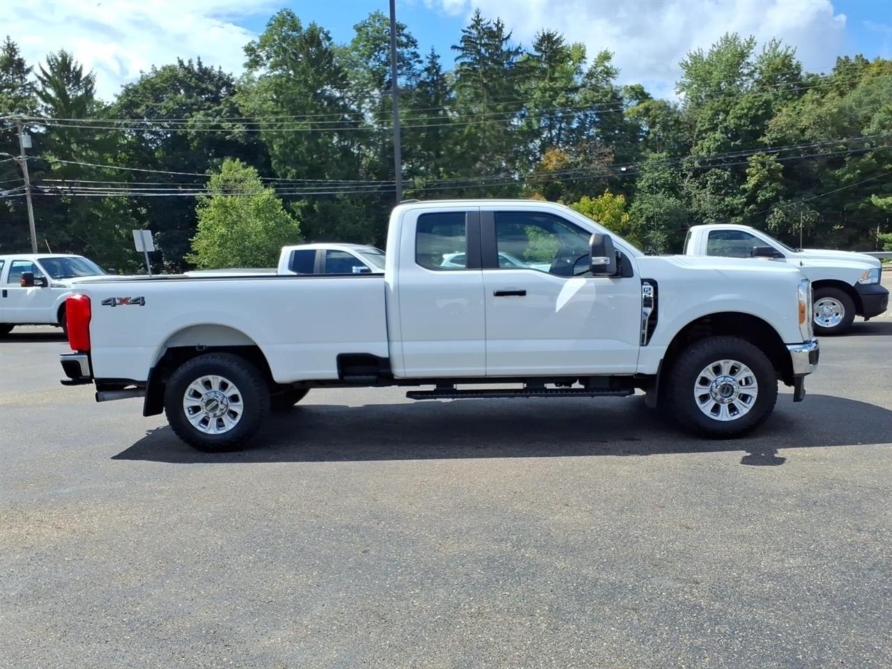 Ford Super Duty F-250 SRW XL 4WD SuperCab 8' Box 2023