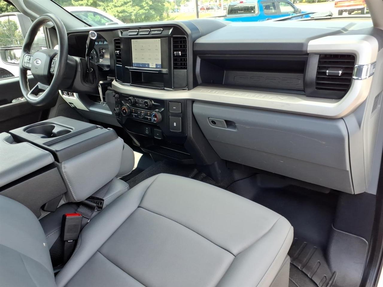 Ford Super Duty F-250 SRW XL 4WD SuperCab 8' Box 2023