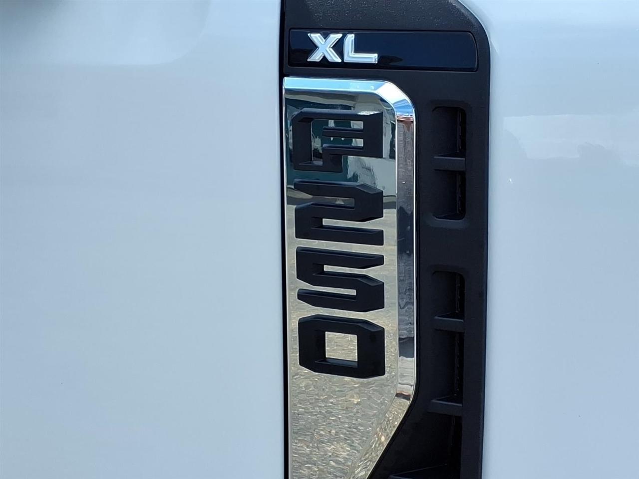 Ford Super Duty F-250 SRW XL 4WD SuperCab 8' Box 2023
