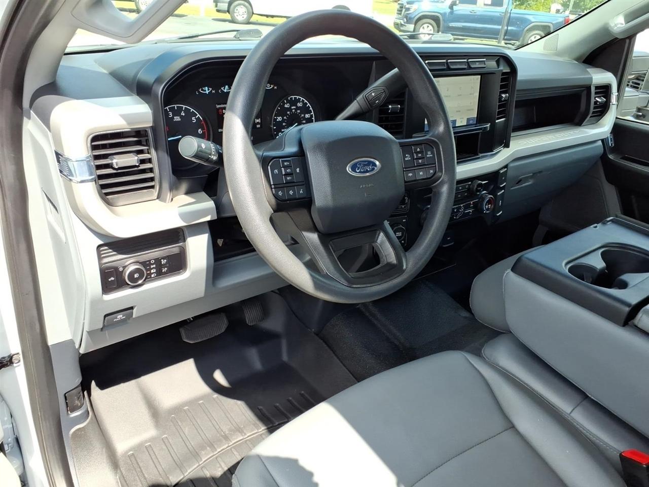 Ford Super Duty F-250 SRW XL 4WD SuperCab 8' Box 2023