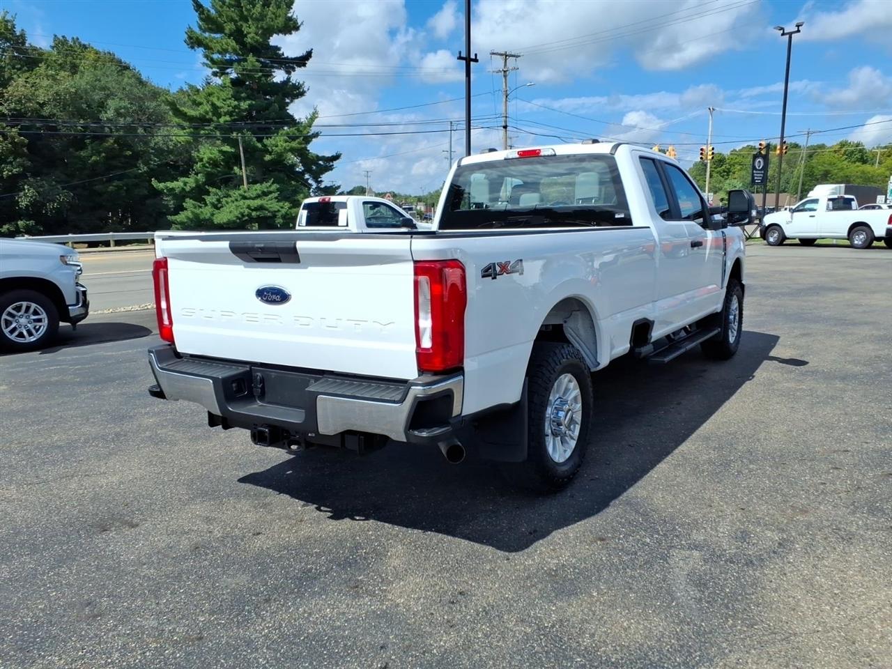 Ford Super Duty F-250 SRW XL 4WD SuperCab 8' Box 2023