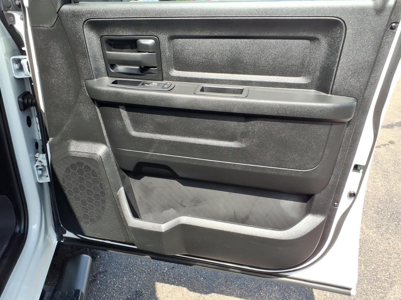 RAM 2500 Tradesman 4x4 Crew Cab 6'4" Box 2024