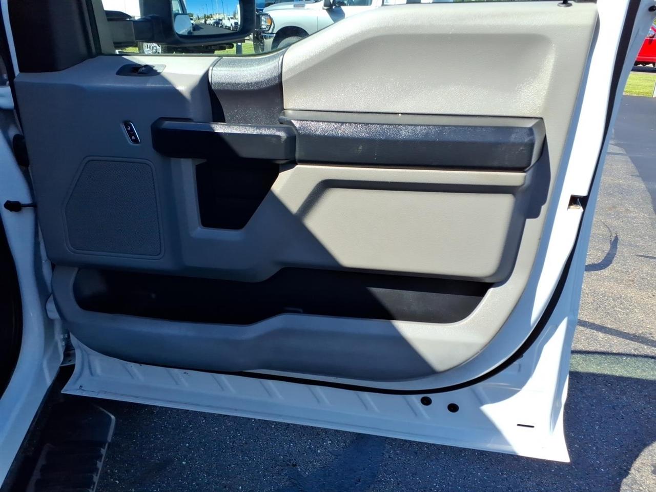 Ford Super Duty F-450 DRW Lariat 4WD Crew Cab 179" WB 60" CA 2019