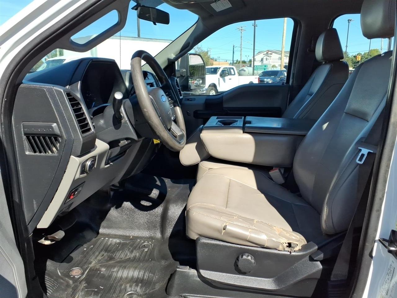 Ford Super Duty F-450 DRW Lariat 4WD Crew Cab 179" WB 60" CA 2019