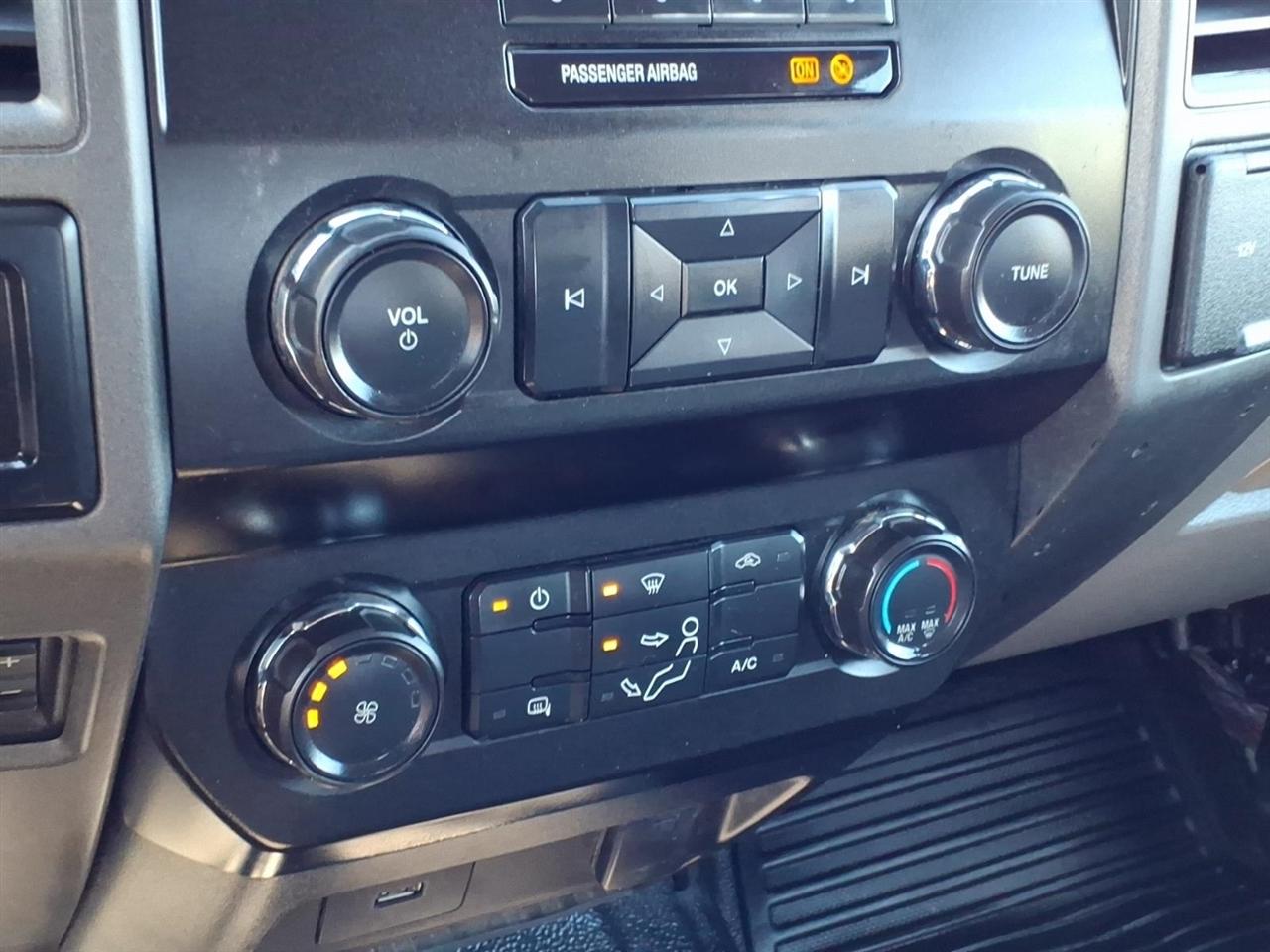 Ford Super Duty F-450 DRW Lariat 4WD Crew Cab 179" WB 60" CA 2019