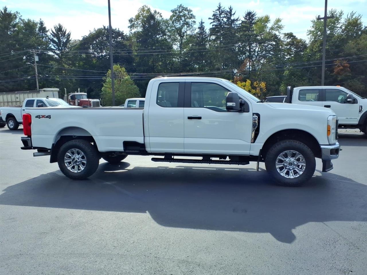 Ford Super Duty F-250 SRW XL 4WD SuperCab 6.75' Box 2023