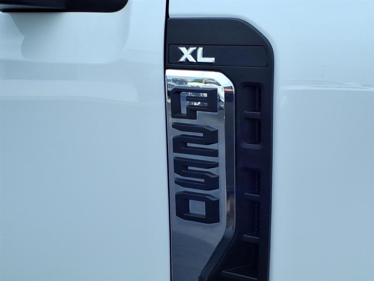 Ford Super Duty F-250 SRW XL 4WD SuperCab 8' Box 2023