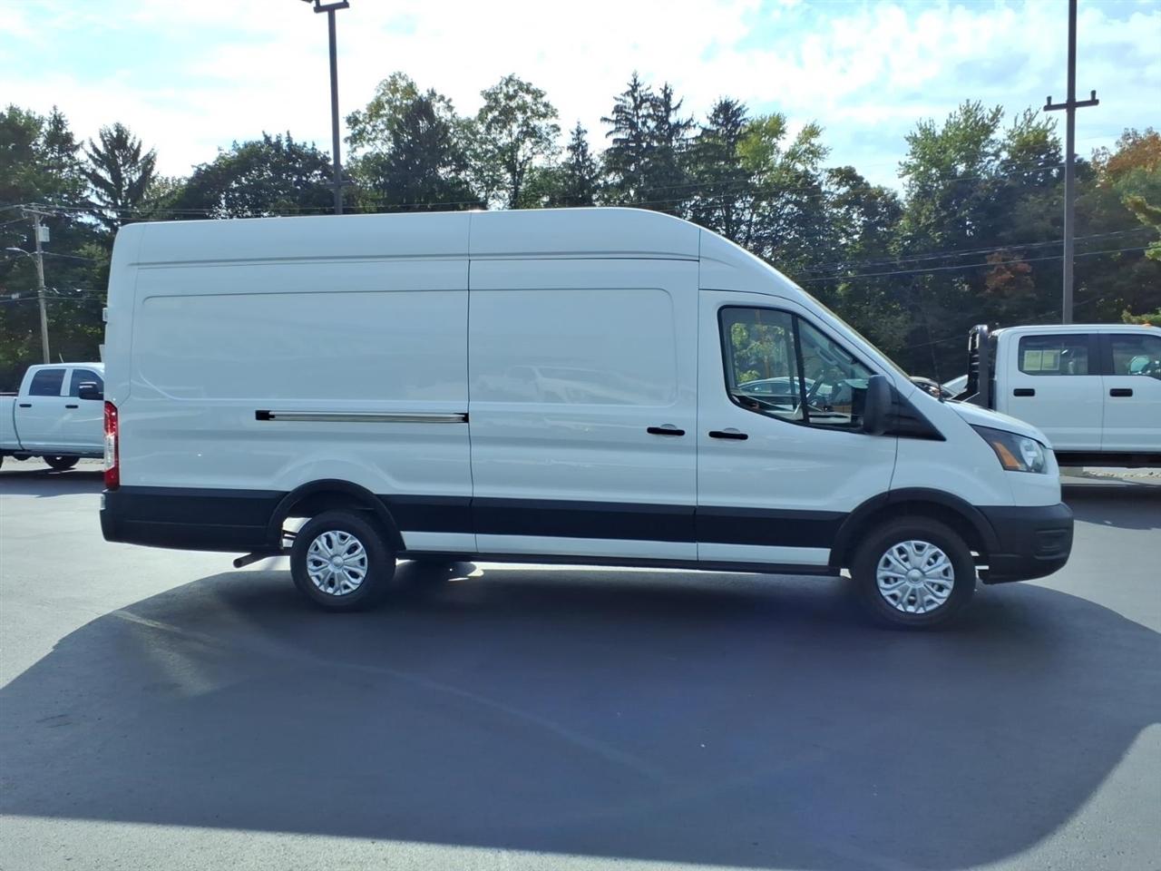 Ford Transit Cargo Van T-250 148" EL Hi Rf 9070 GVWR RWD 2022