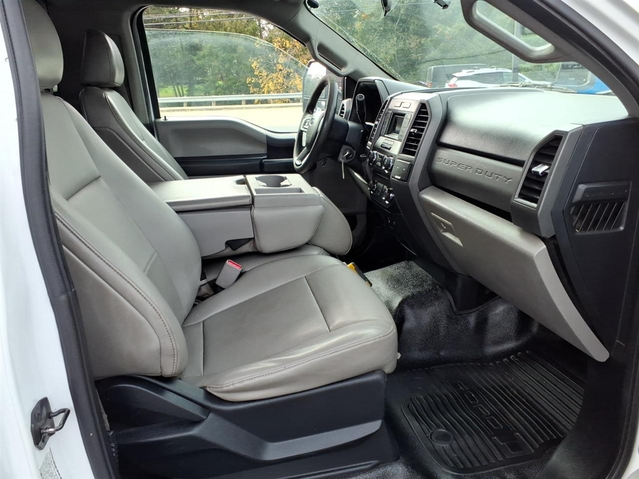 Ford Super Duty F-350 DRW XLT 2WD Reg Cab 169" WB 84" CA 2017