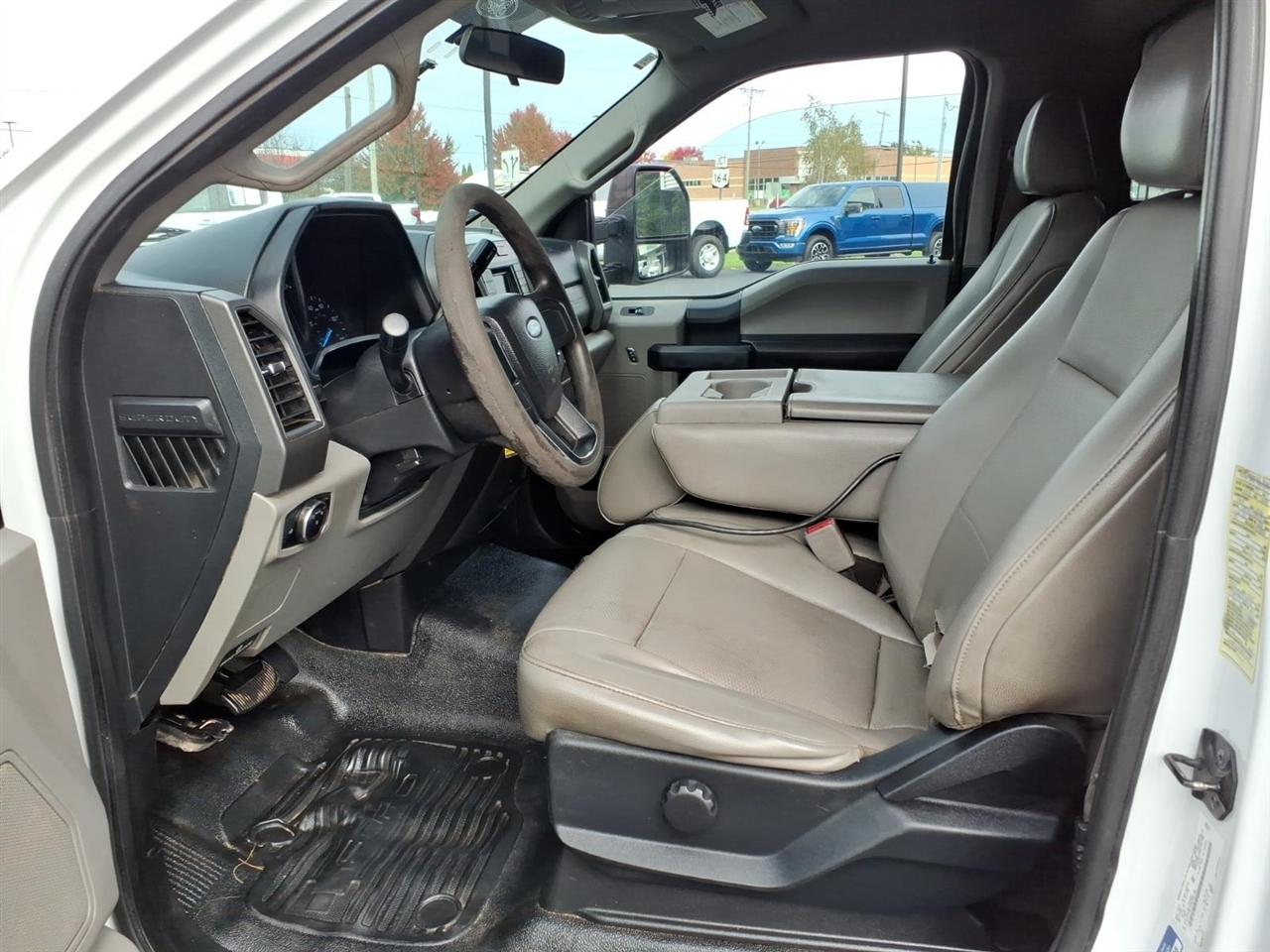 Ford Super Duty F-350 DRW XLT 2WD Reg Cab 169" WB 84" CA 2017