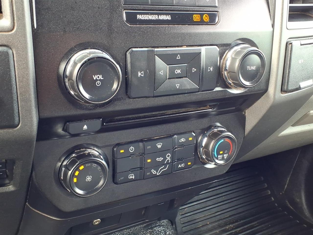 Ford Super Duty F-350 DRW XLT 2WD Reg Cab 169" WB 84" CA 2017