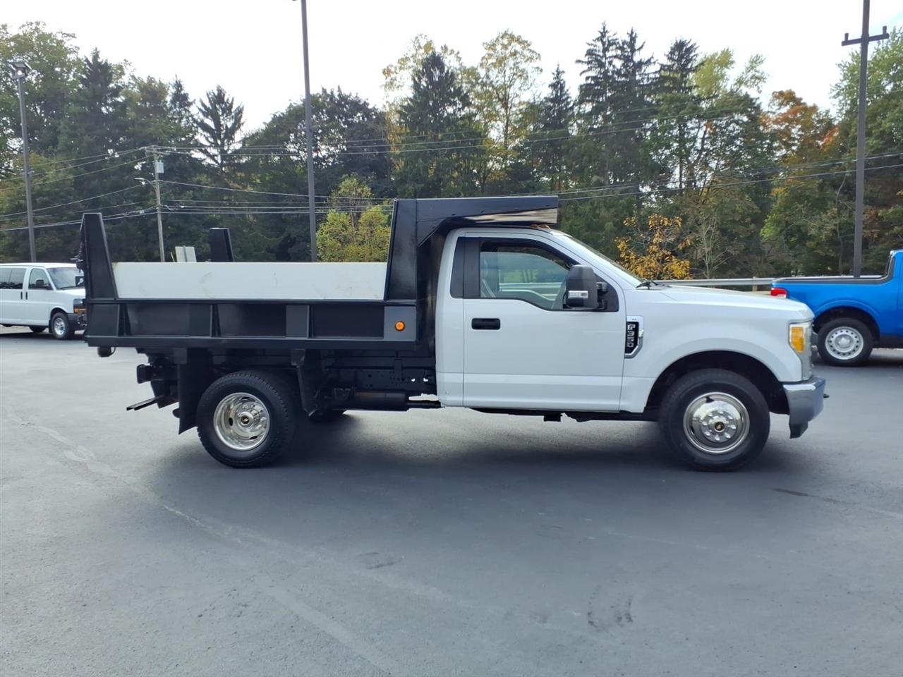 Ford Super Duty F-350 DRW XL 2WD Reg Cab 169" WB 84" CA 2017