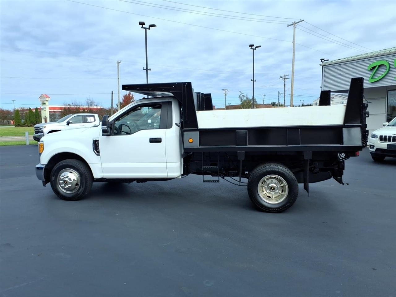 Ford Super Duty F-350 DRW XL 2WD Reg Cab 169" WB 84" CA 2017