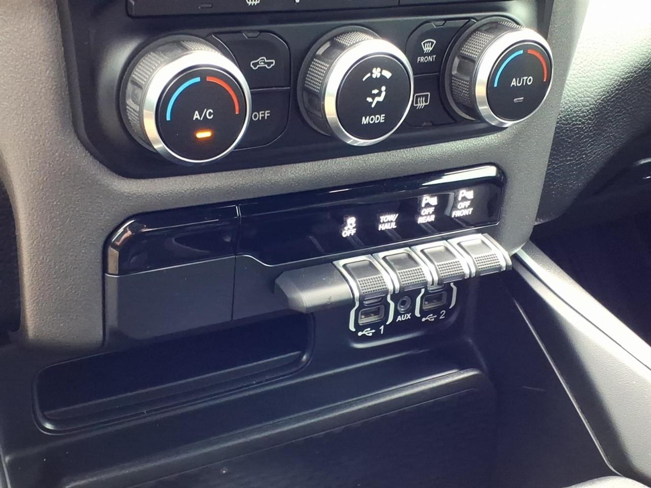RAM 1500 Big Horn 4x4 Crew Cab 5'7" Box 2020